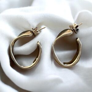 Uno de 50 organic shape medium hoop Earrings
